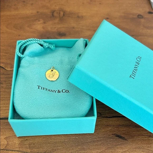 Tiffany Notes letter "J" Disc Round Pendant in 18K yellow gold - Picture 2 of 4